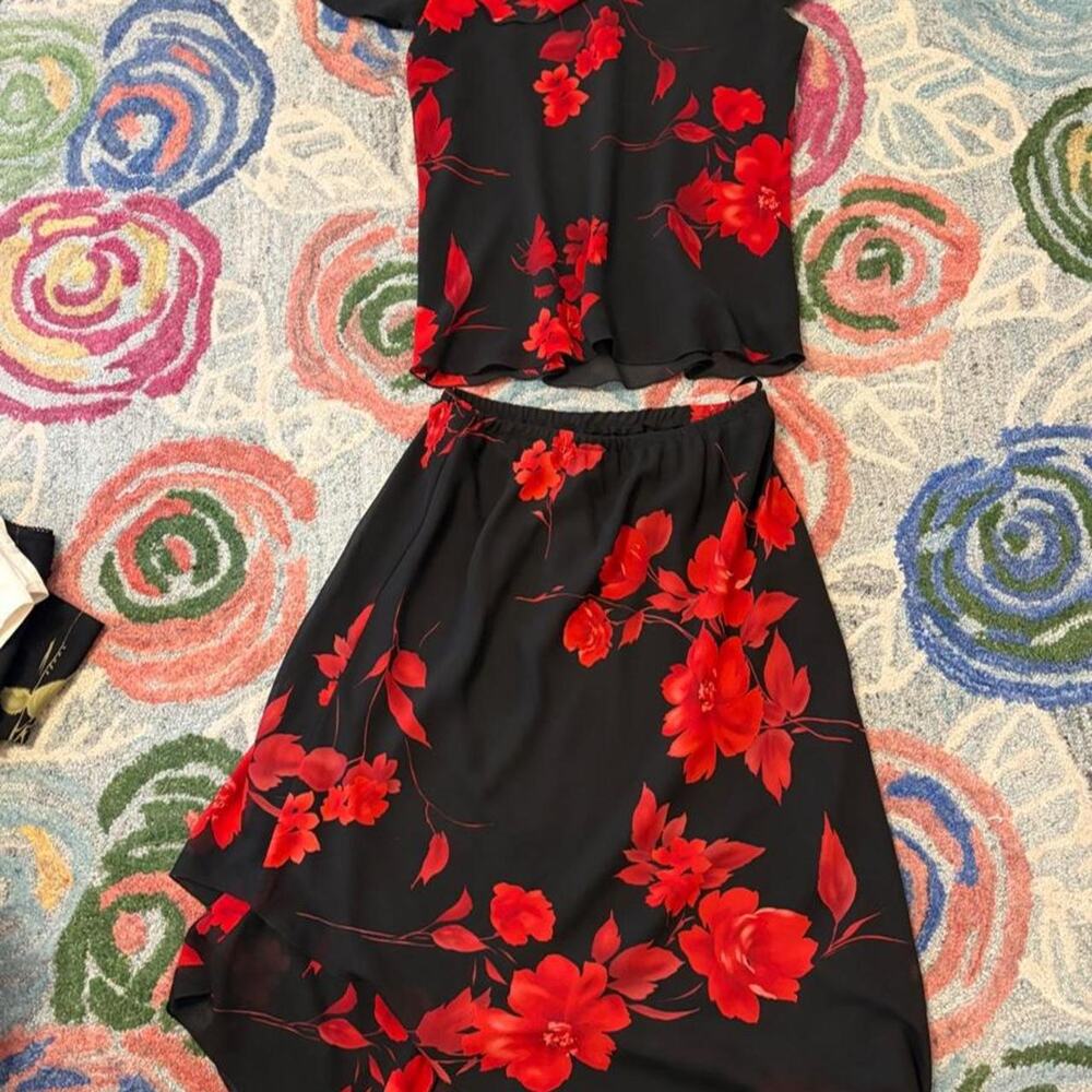 Studio petite blackred floral skirt